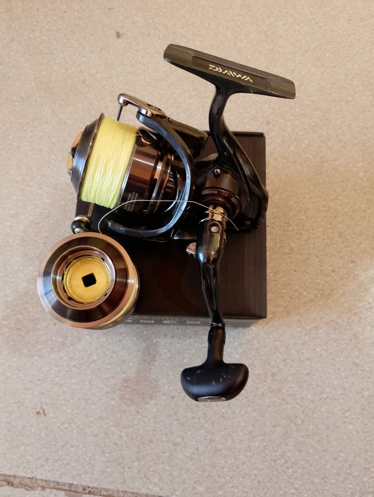 Макара Daiwa TD4012QD 2 броя фидер а,спининг и твърд калъф