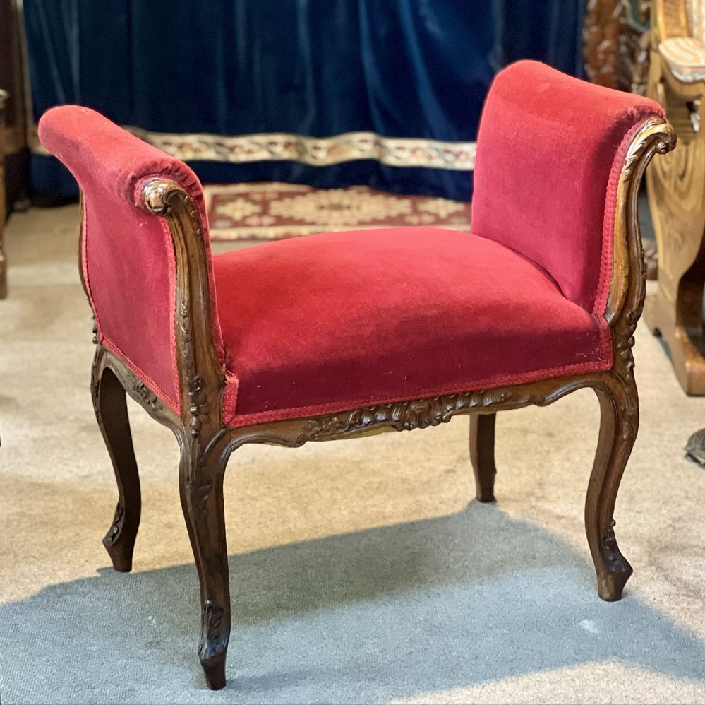 Băncuță vintage cu lemn sculptat – stil clasic elegant