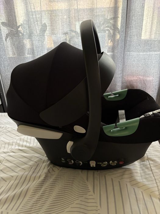 Vand scoica auto  Cybex cu insert nou nascut