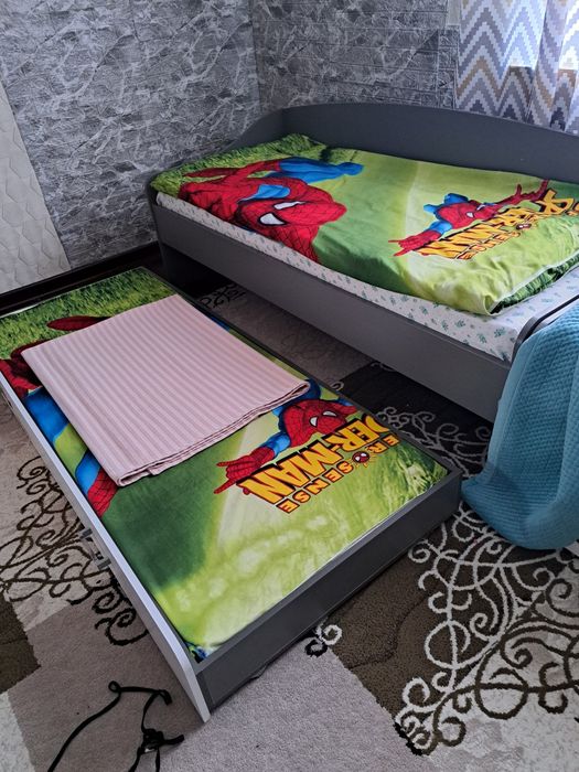 Продам двухместную кровать с матрасами