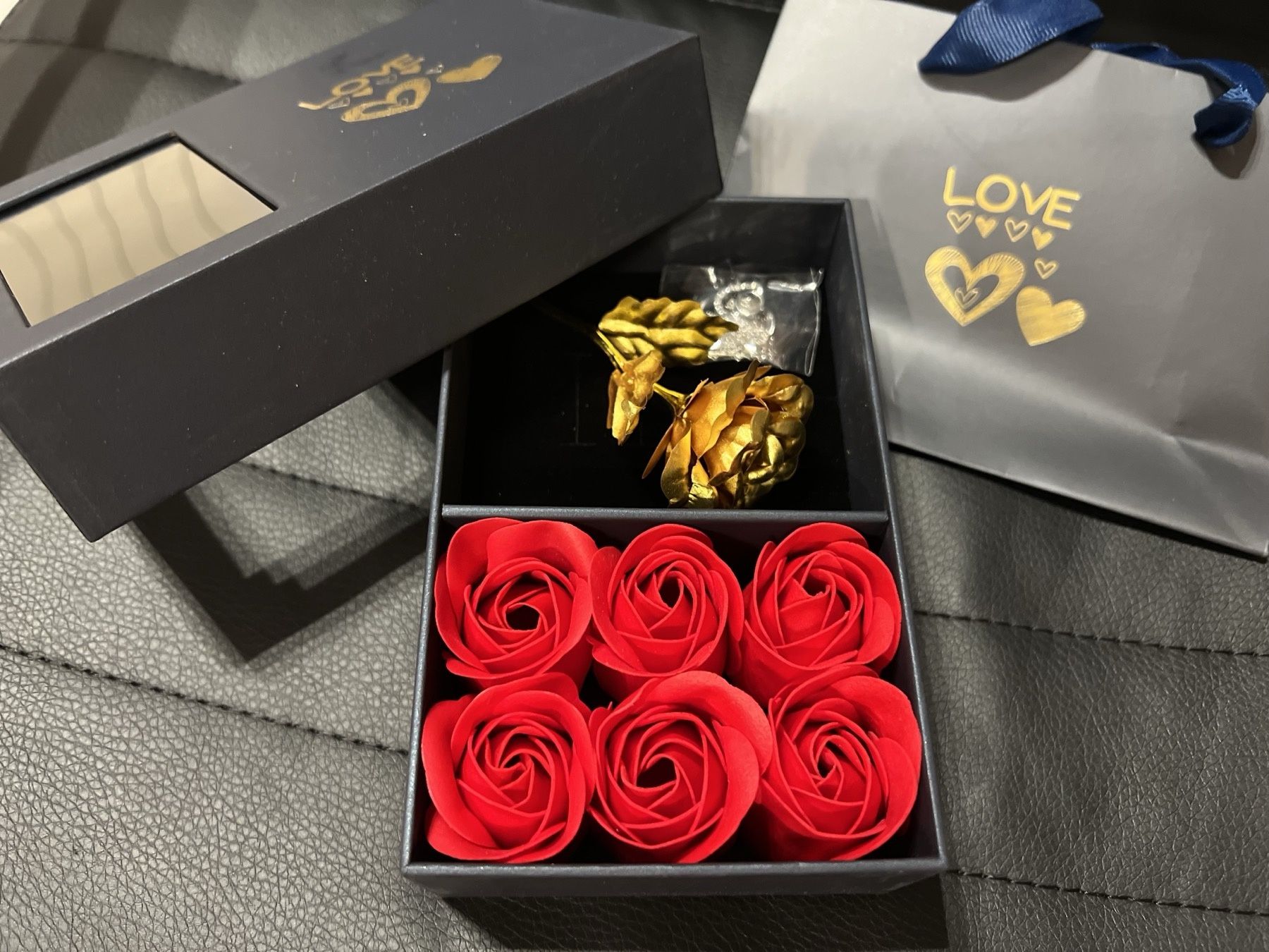 Подаръчен комплект колие с послание на 100 езика ,6 рози + златна роза