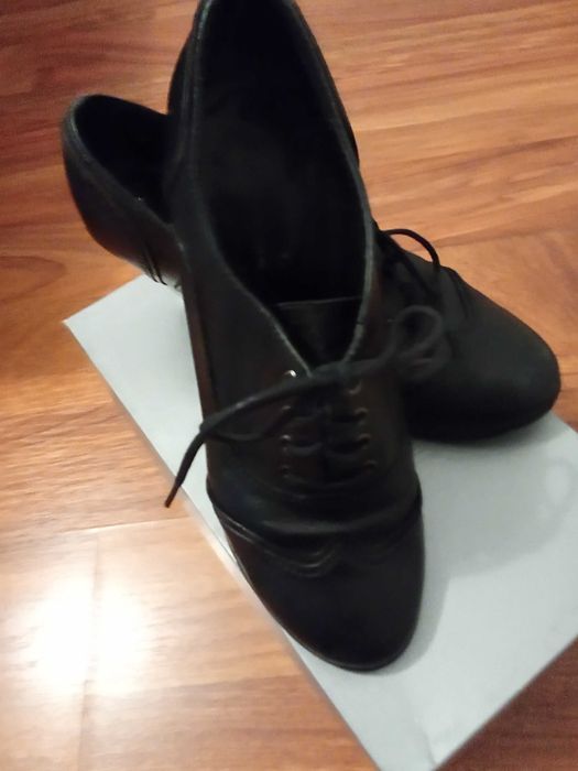 Vand ghete piele marimea 39 , negre - 30 lei