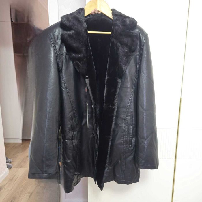 новая мужская кожаная куртка с воротником из норки.