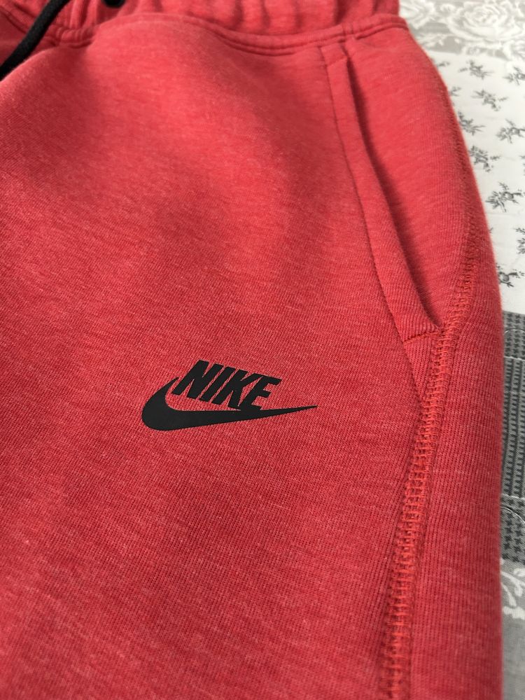 Nike Tech Fleece панталон (червен)