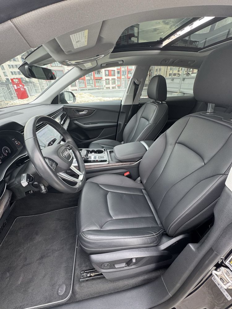 Черен джип Audi SQ8 под наем за абитуриентски бал