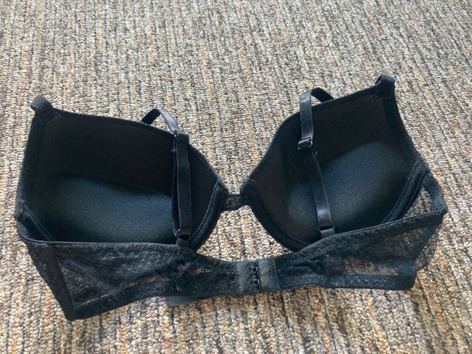 Sutien Reserved cu burete push-up și cu armătură, marimea 75B