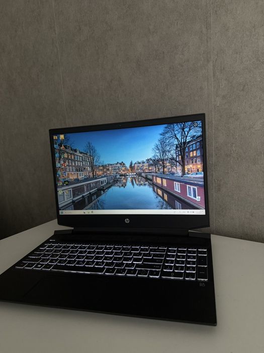 Продавам лаптоп HP Pavilion Gaming 15 в отлично състояние