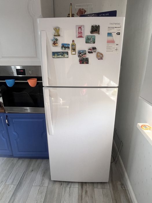 Холодильник Daewoo двухкамерный морозильник сверху