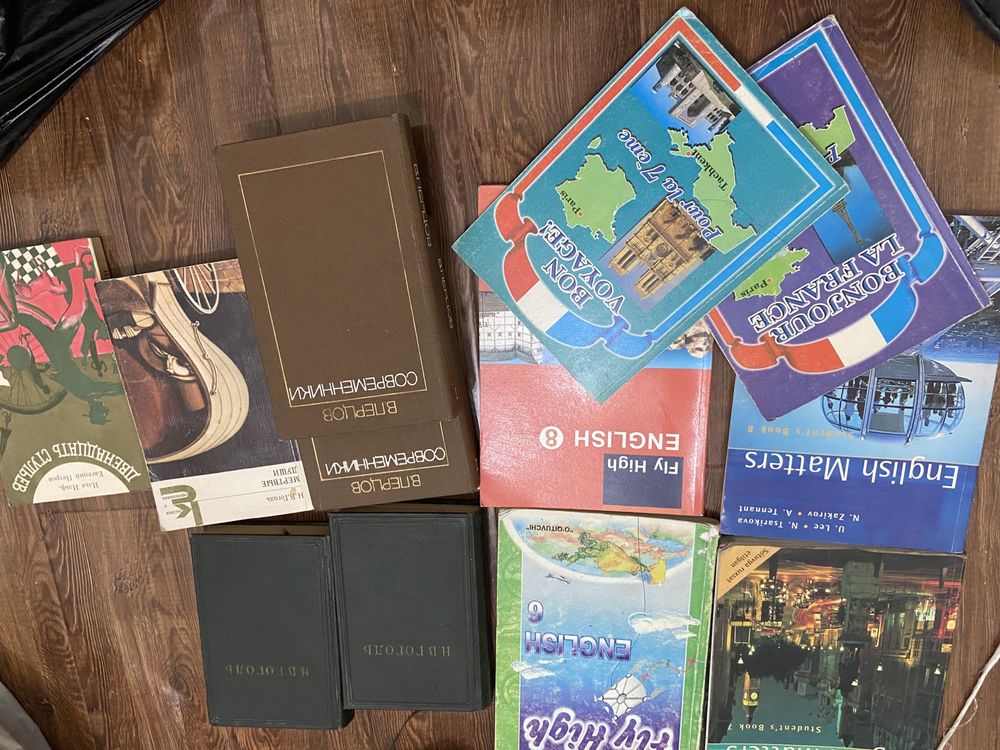 Книги разные  научные и художественные