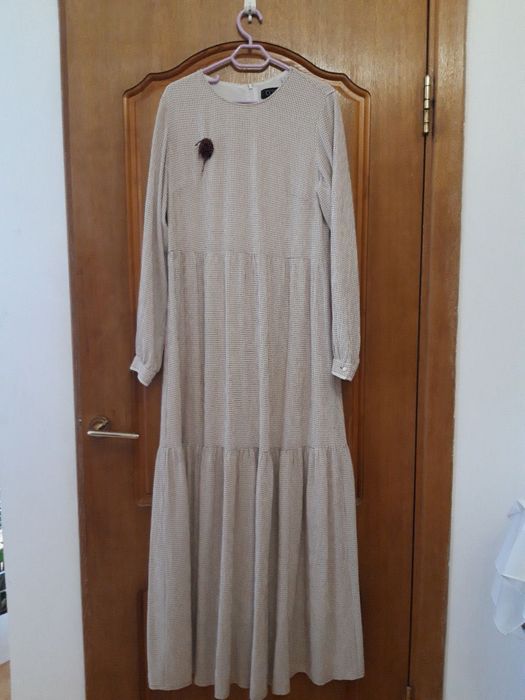 Платье от KYR, размер 40, бежево-коричневое