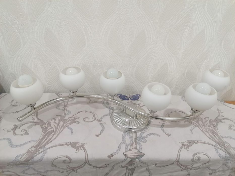 Люстра б/у рабочая 6 лампочек