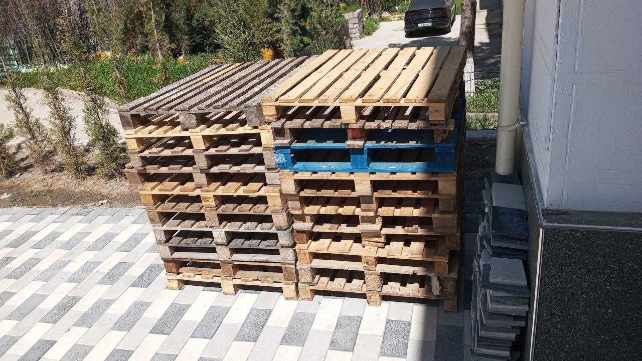 Паддонлар сотилади. Нархи 50 000 сум 20 та бор.  Ок ва кора.