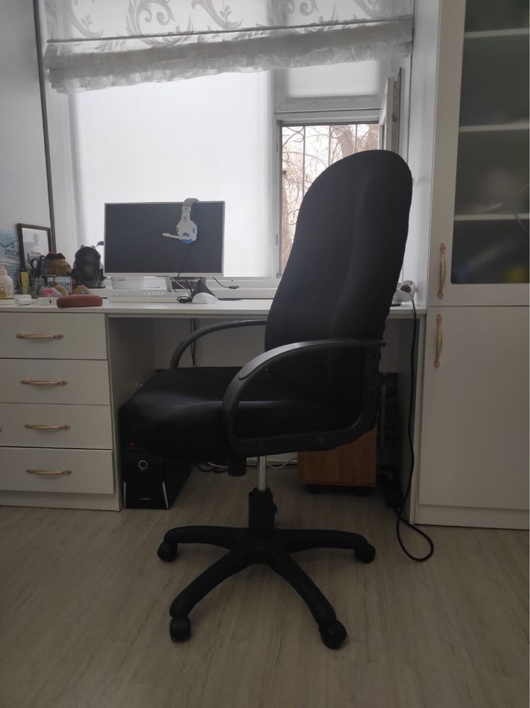 Черное кресло офисное
