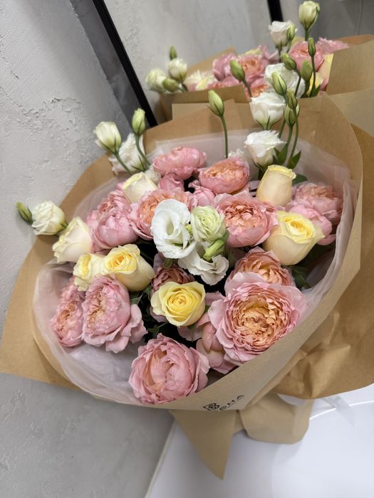 Очень красивый, свежий букет пионы