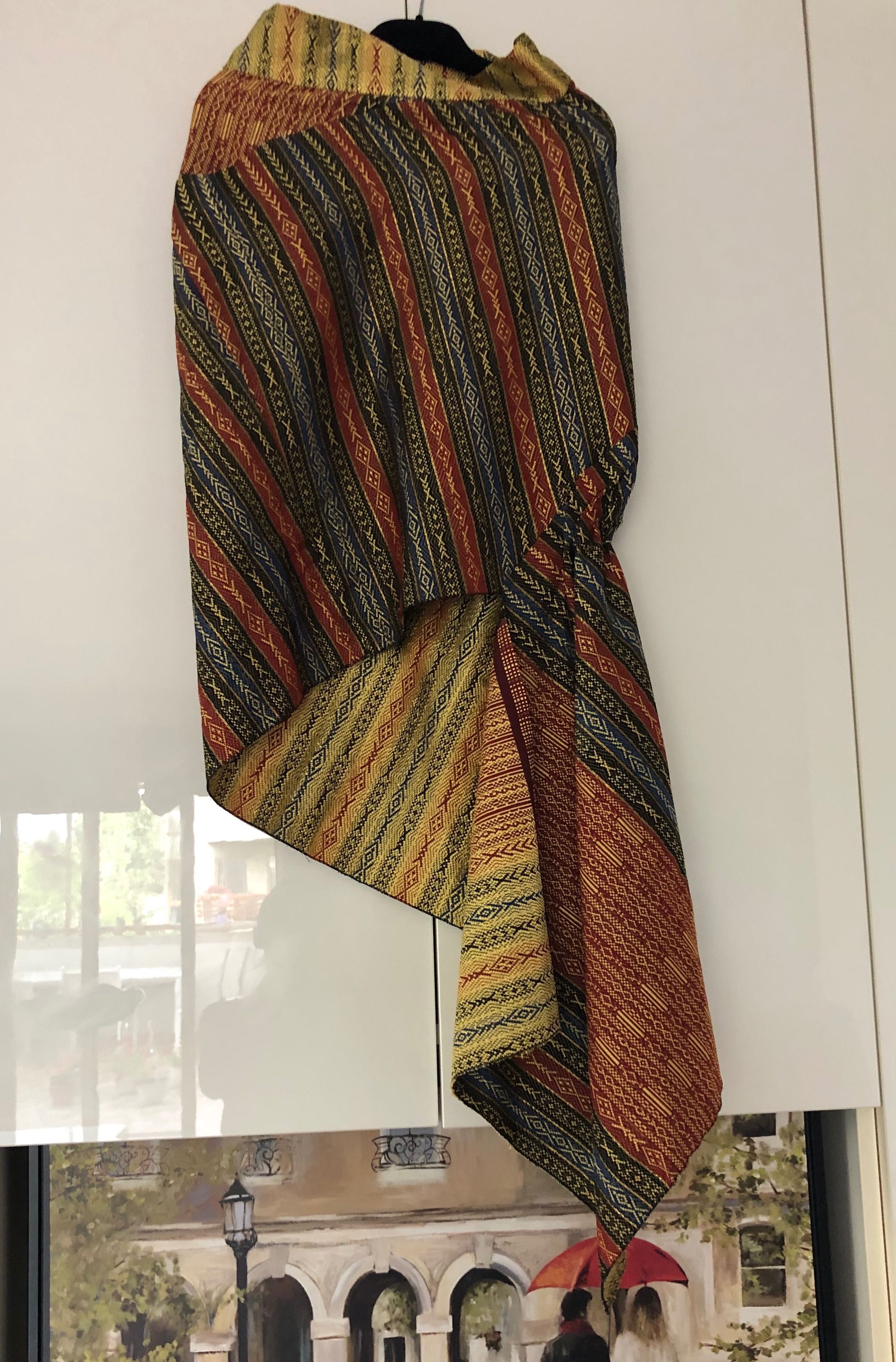 Office-chic: fusta custom-made in Sumatra, din material traditional