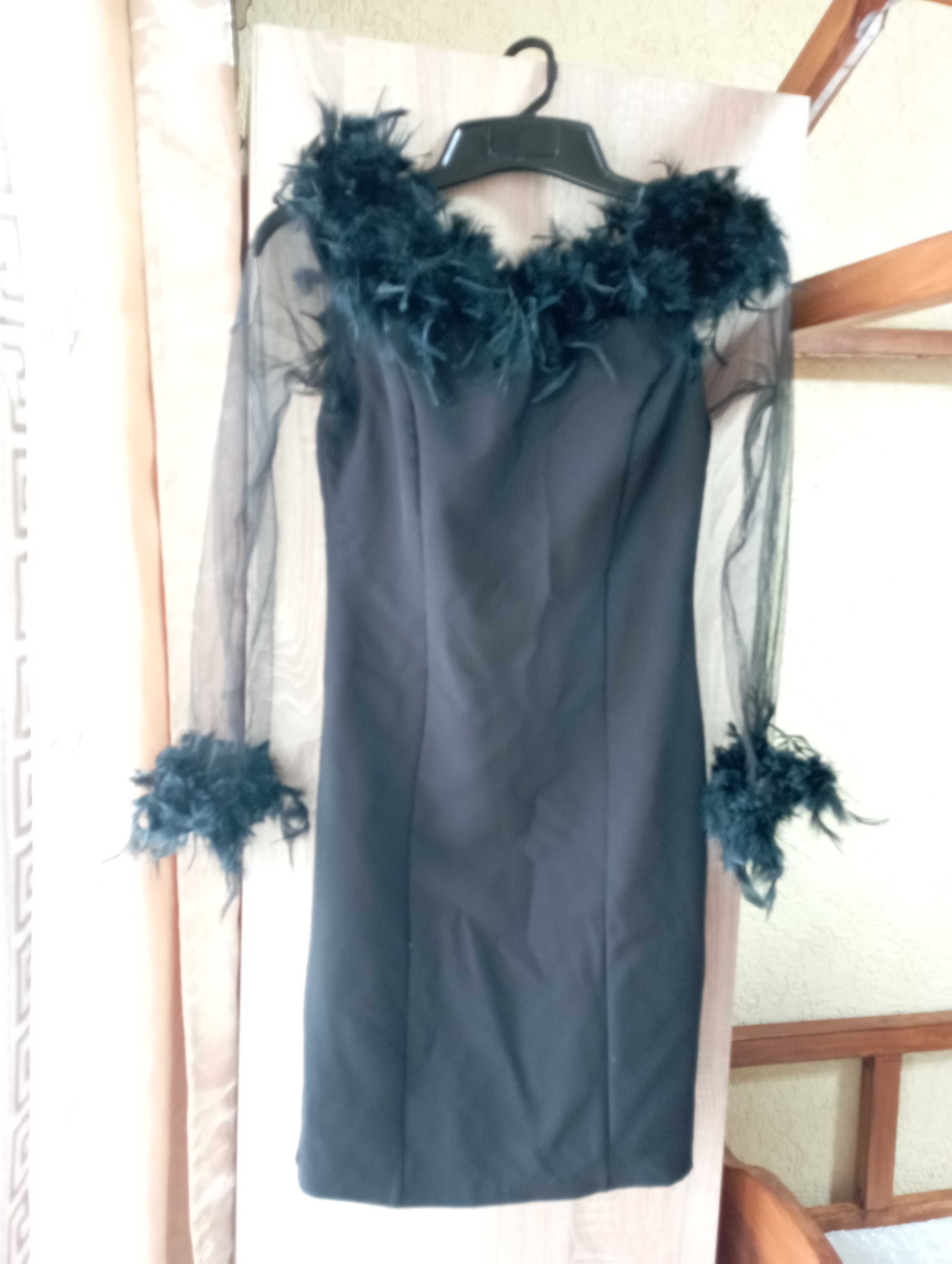 Черна рокля с пера