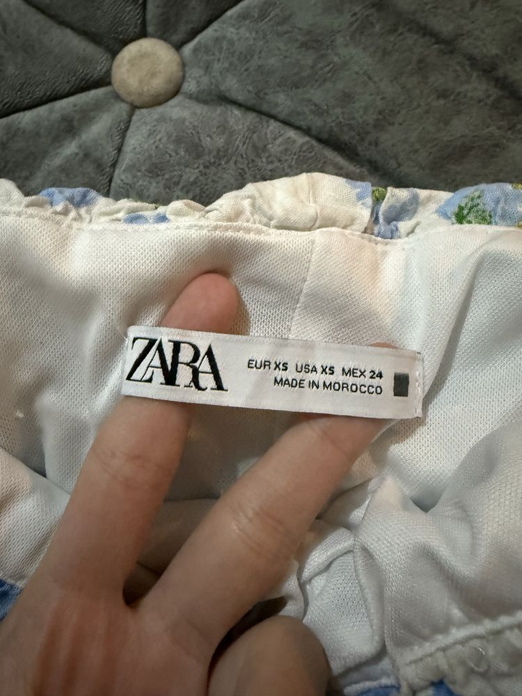 Платье ZARA.