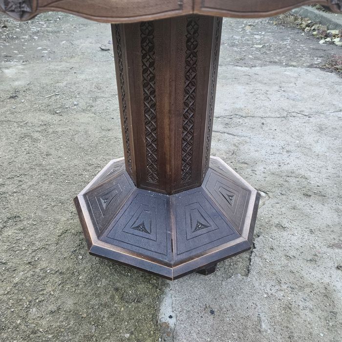 Masă octogonală din lemn, sculptată manual, cu modele