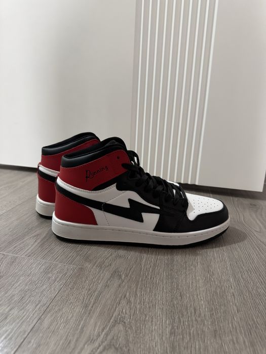 Продам новые кроссовки 44 размера