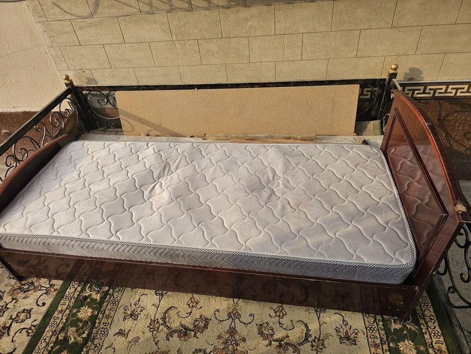 Срочно продам кроват хорошем состоянии матрас ортопедский.