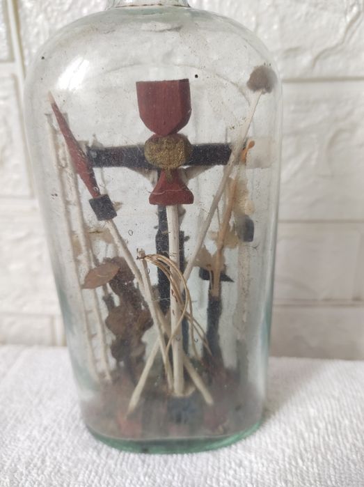 Sticlă antică sculptată manual, cu crucifix, inceputul anilor 1900