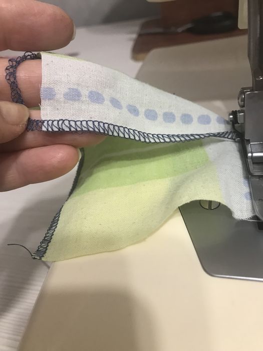 Продам бытовой 3-ниточный оверлог б/у