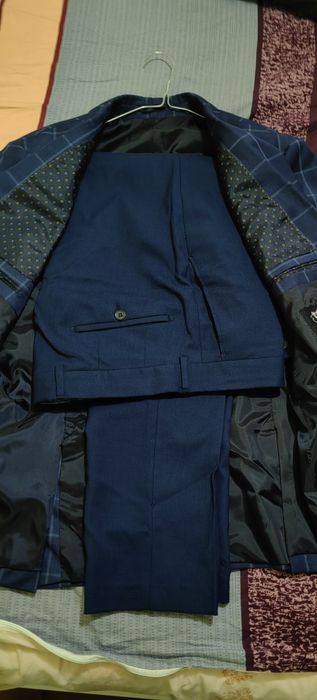 Costum bleumarin