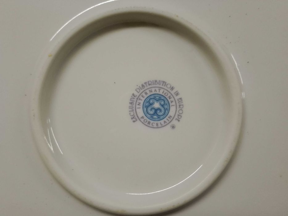 Порцеланов сервиз за хранене за 6 души/ 19 части