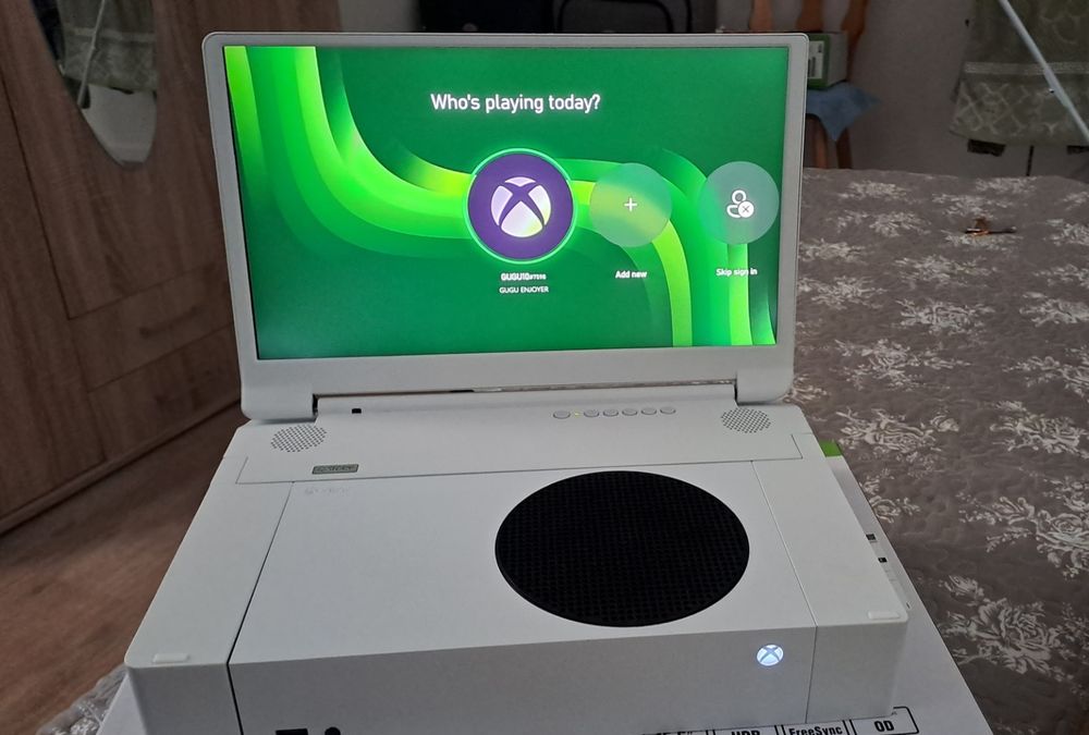 Xbox series s cu monitor portabil 2k și 2 controllere