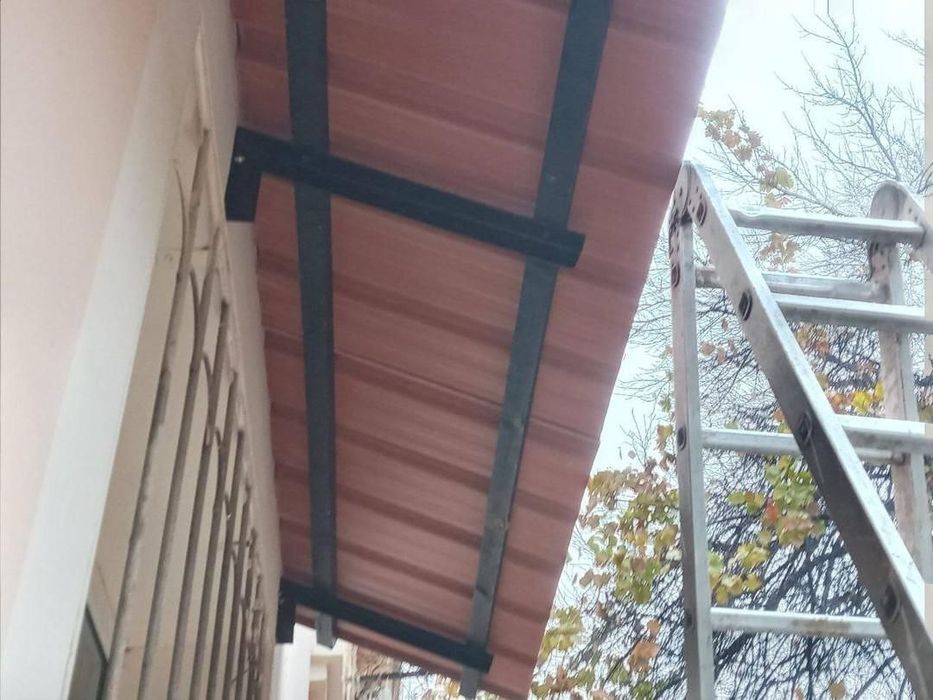 Козырьки над окнами и белевые ролики