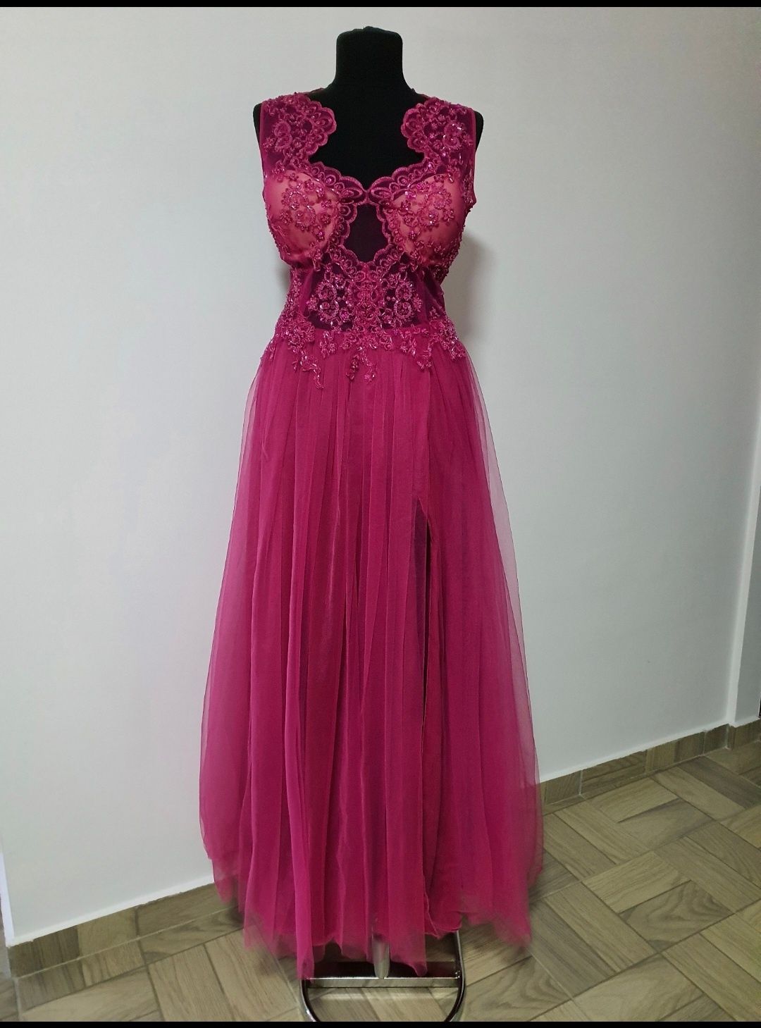 Rochie ampla rosu Rubin dantela brodata din matase naturala si tull;