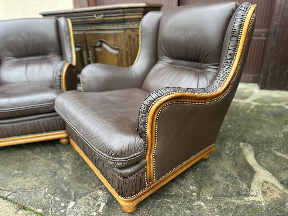 Два кожени фотьойла в класически стил