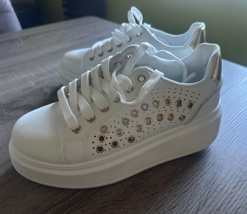 Маратонки с капси