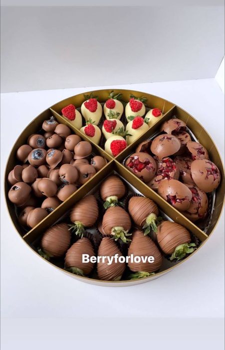 Клубника малина банан ягоды в шоколаде