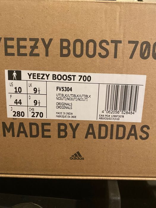 Yeezy Boost 700 Utility Black Marine 10 / 44