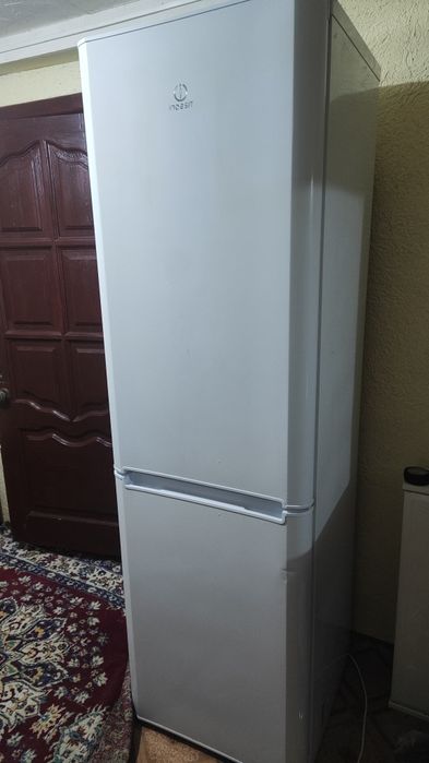 Продам холодильник Indesit