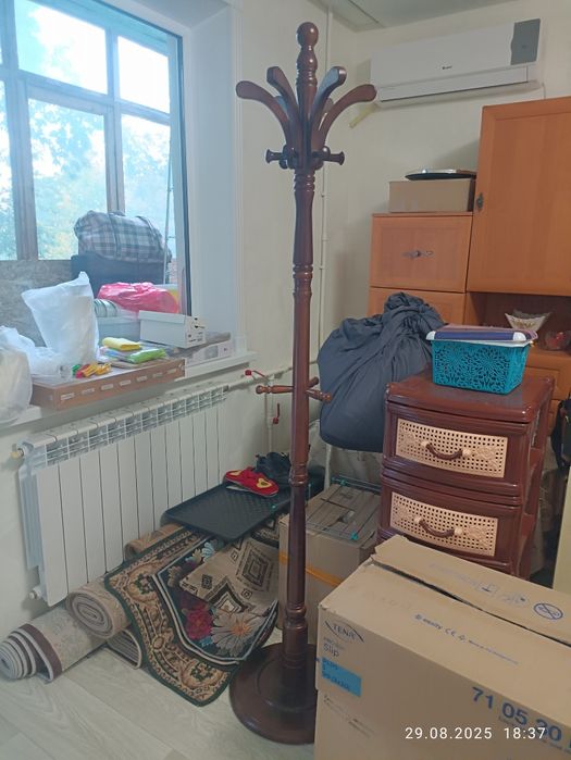 Продам вешалку коричневую