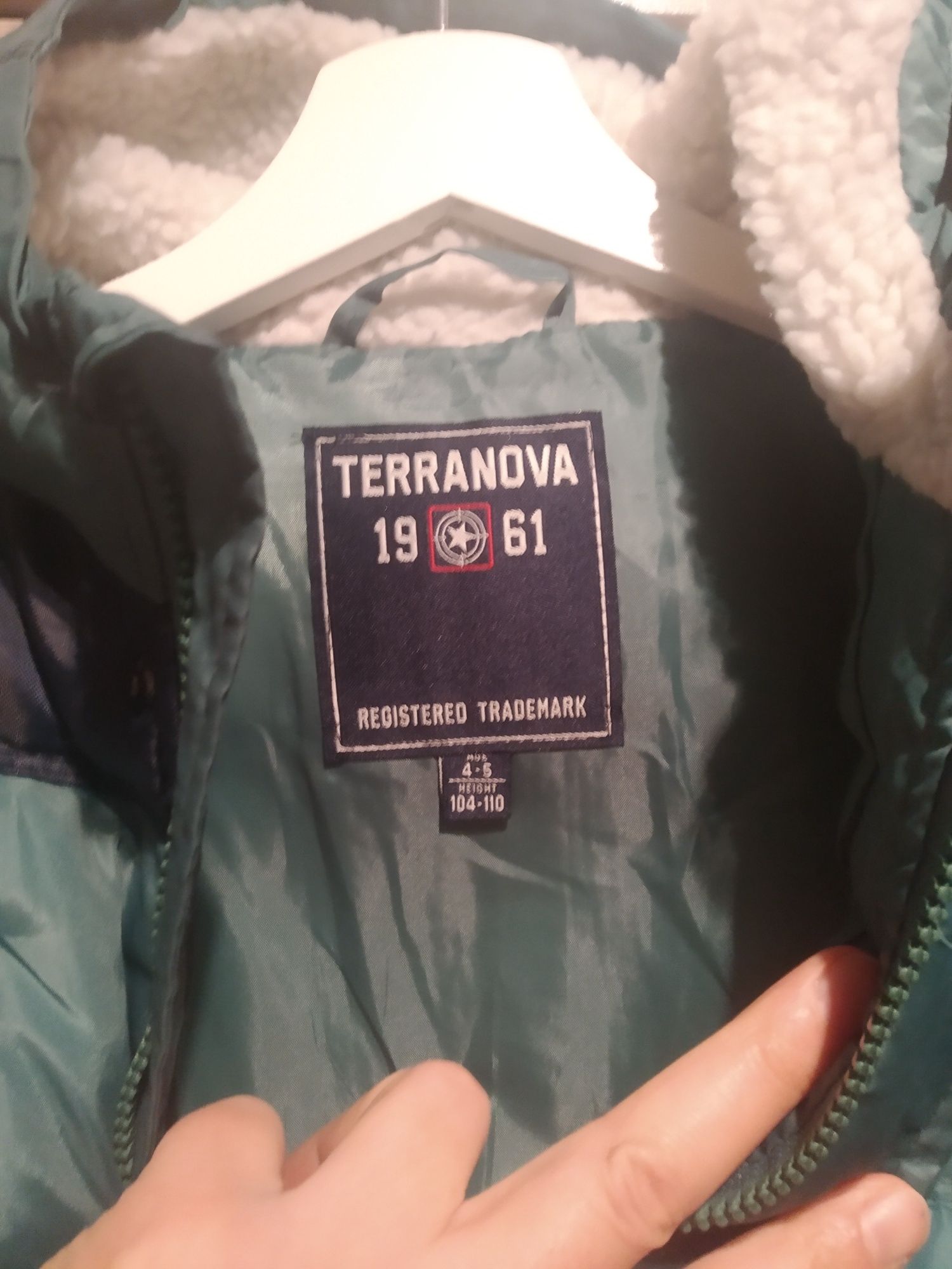 Terranova Детско яке, тъмно зелен цвят.Топло и леко, много комфортно.