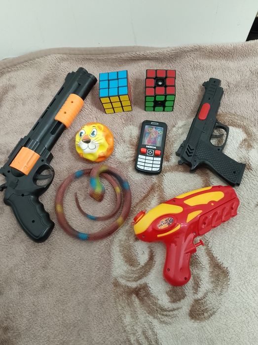 Продам игрушки разные.