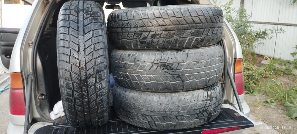 Продам зимнюю резину 235/65/R17