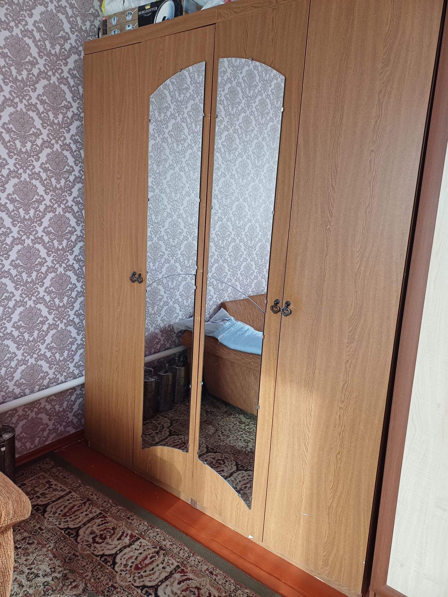 Срочно .Шкафы,спальные кроватьи