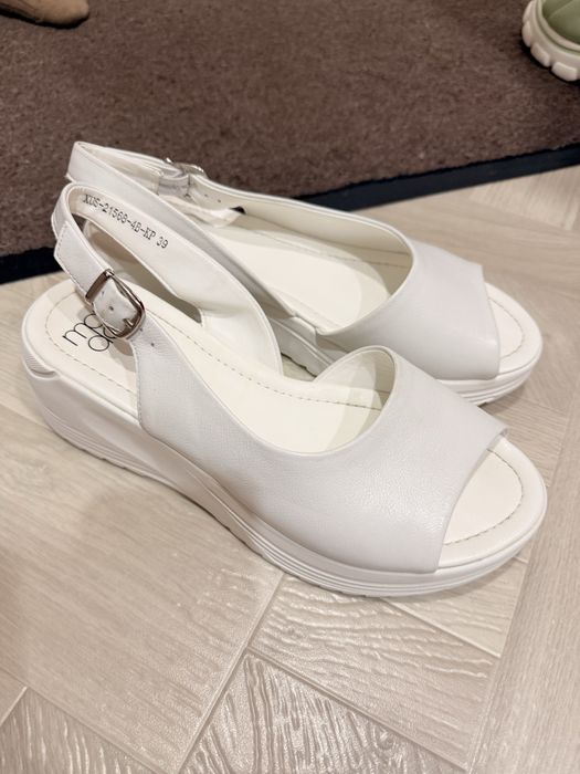 Продам новые босаножки на платфоме 39р.