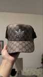 sapca adidas x gucci