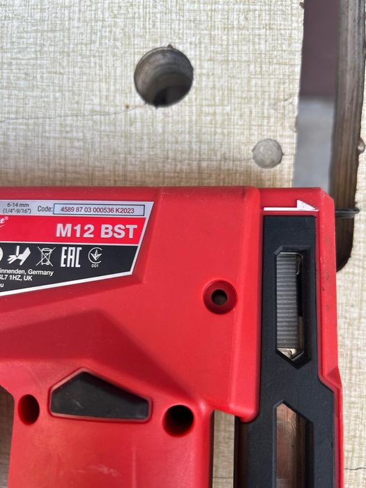 Capsator pe acumulator Milwaukee M12 BST