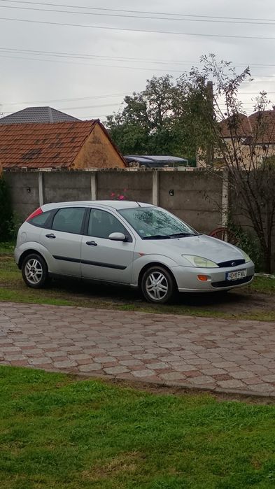 Vând ford focul an 2000