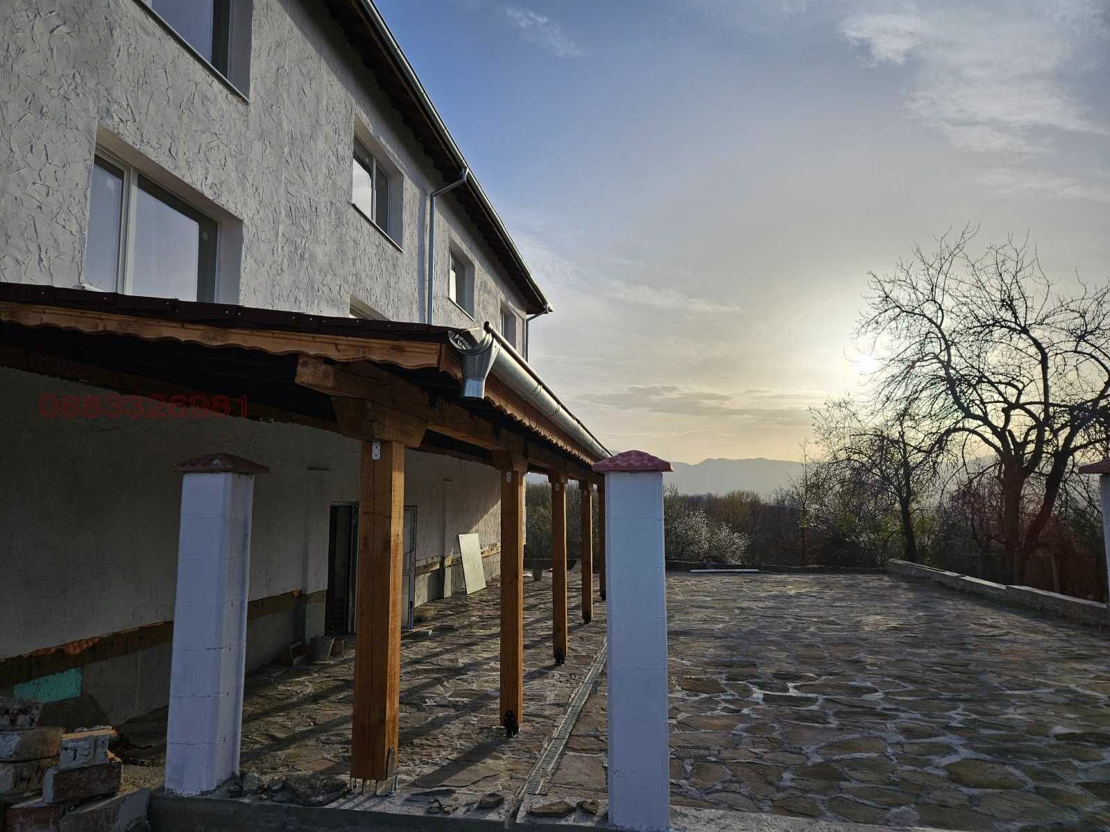 Къща в гр. Априлци, кв. Острец, РЗП 633 кв.м.