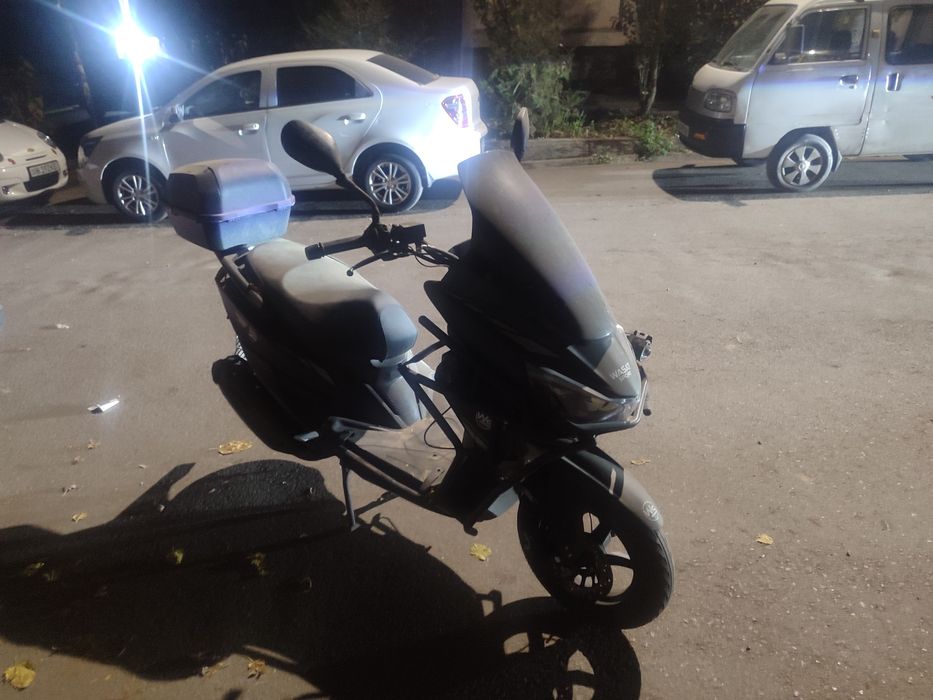 Benzinli skuter sotiladi 150 kuba