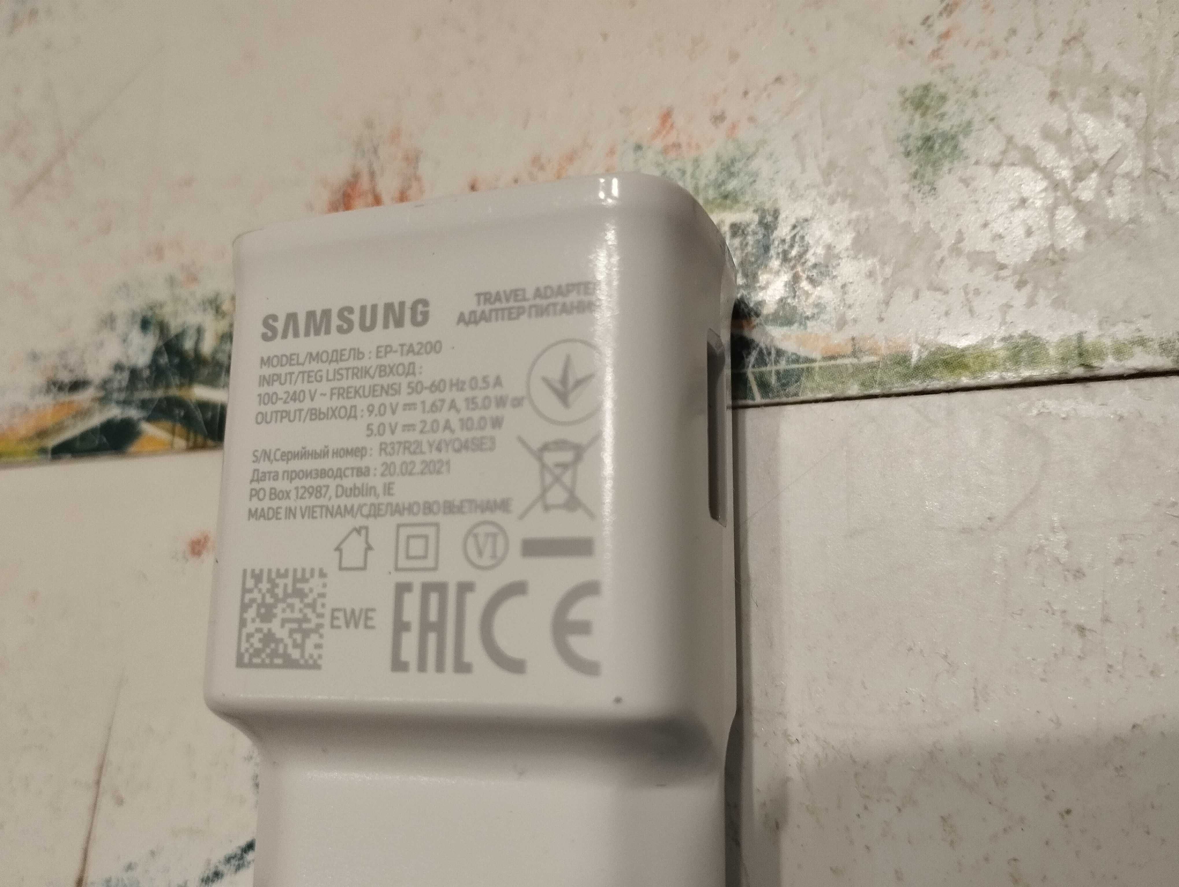 Оригинален USB адаптер SAMSUNG  за зареждане на телефон.