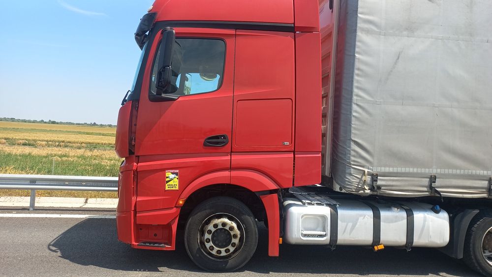 Vănd cap tractor cu semiremorca