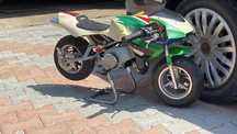 2 Motociclete mici – rapide, modificate – nu sunt pentru copii!